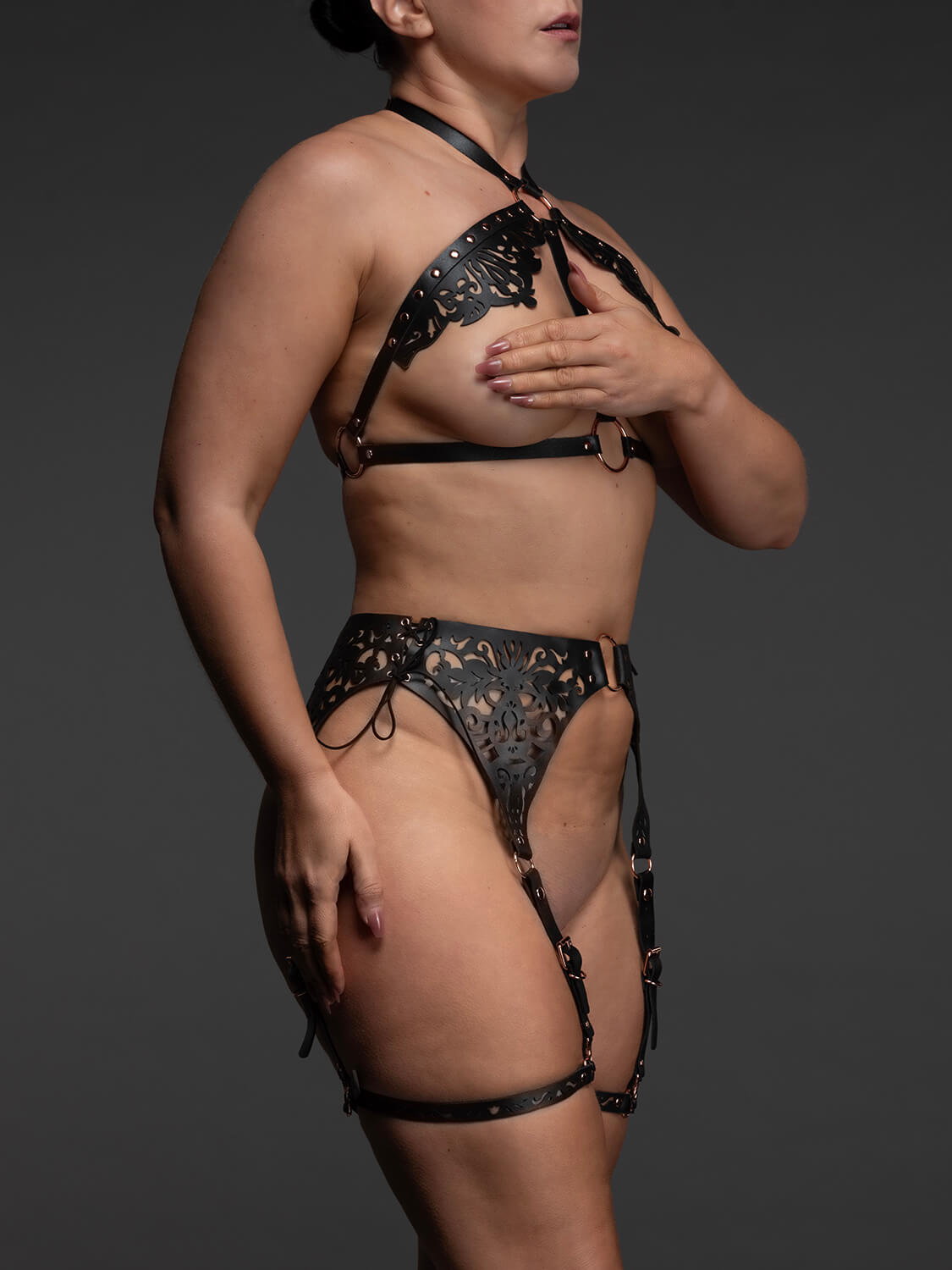 Echt leren lingerie set Lucy zwart met lasercut design zijkant VoyeurX