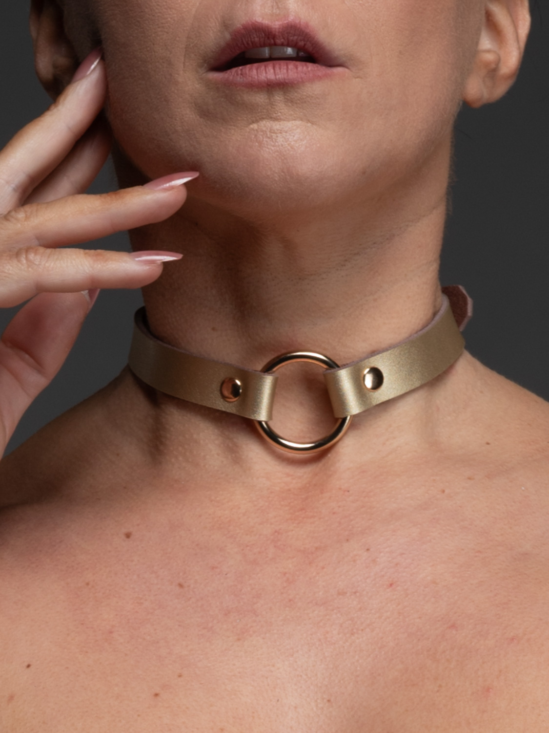 Echt leren choker goud met gouden o-ring limited edition voorkant VoyeurX
