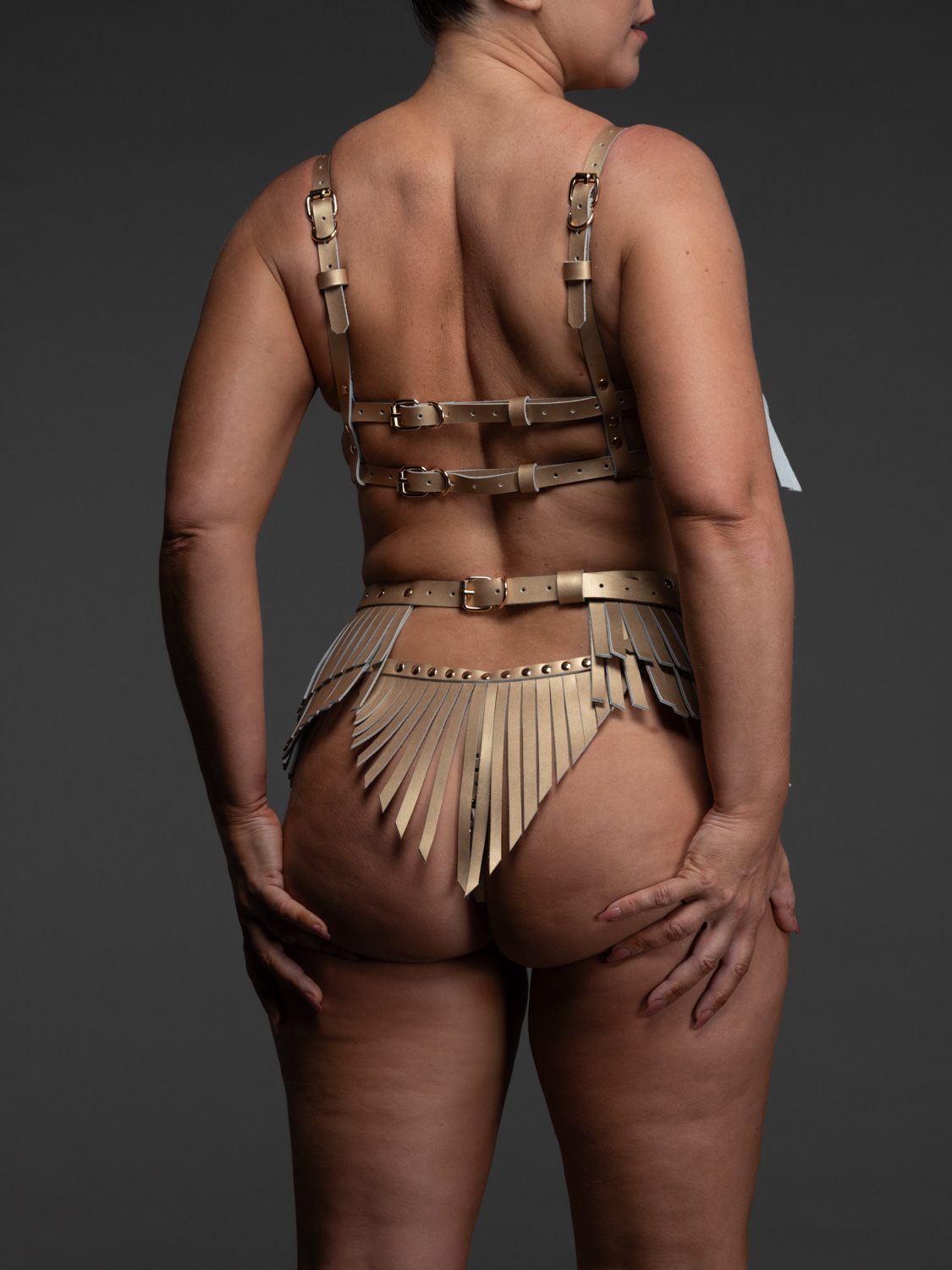 Lingerie set echt leer Fringe goud limited edition achterkantVoyeurX Lingerie set echt leer Fringe goud limited edition achterkantVoyeurX