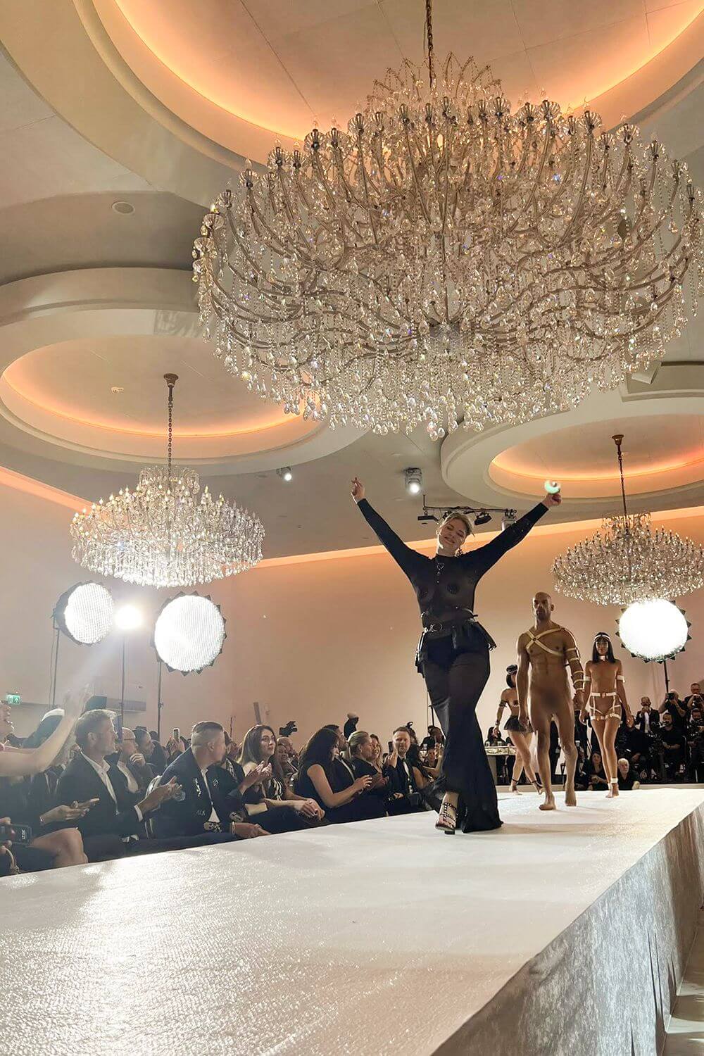 Melanie tijdens primeur leren lingerie catwalkshow VoyeurX