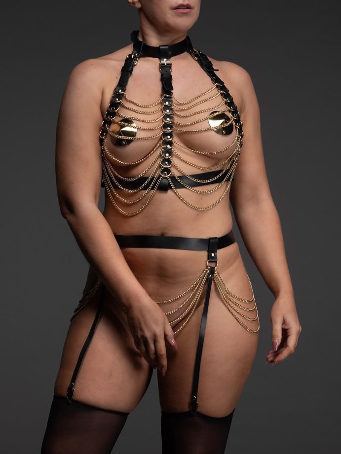 Lingerie set echt leer Fascinate zwart met gouden kettingen voorkant VoyeurX